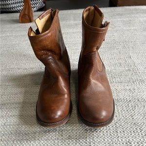 Frye. Size 7. EUC
